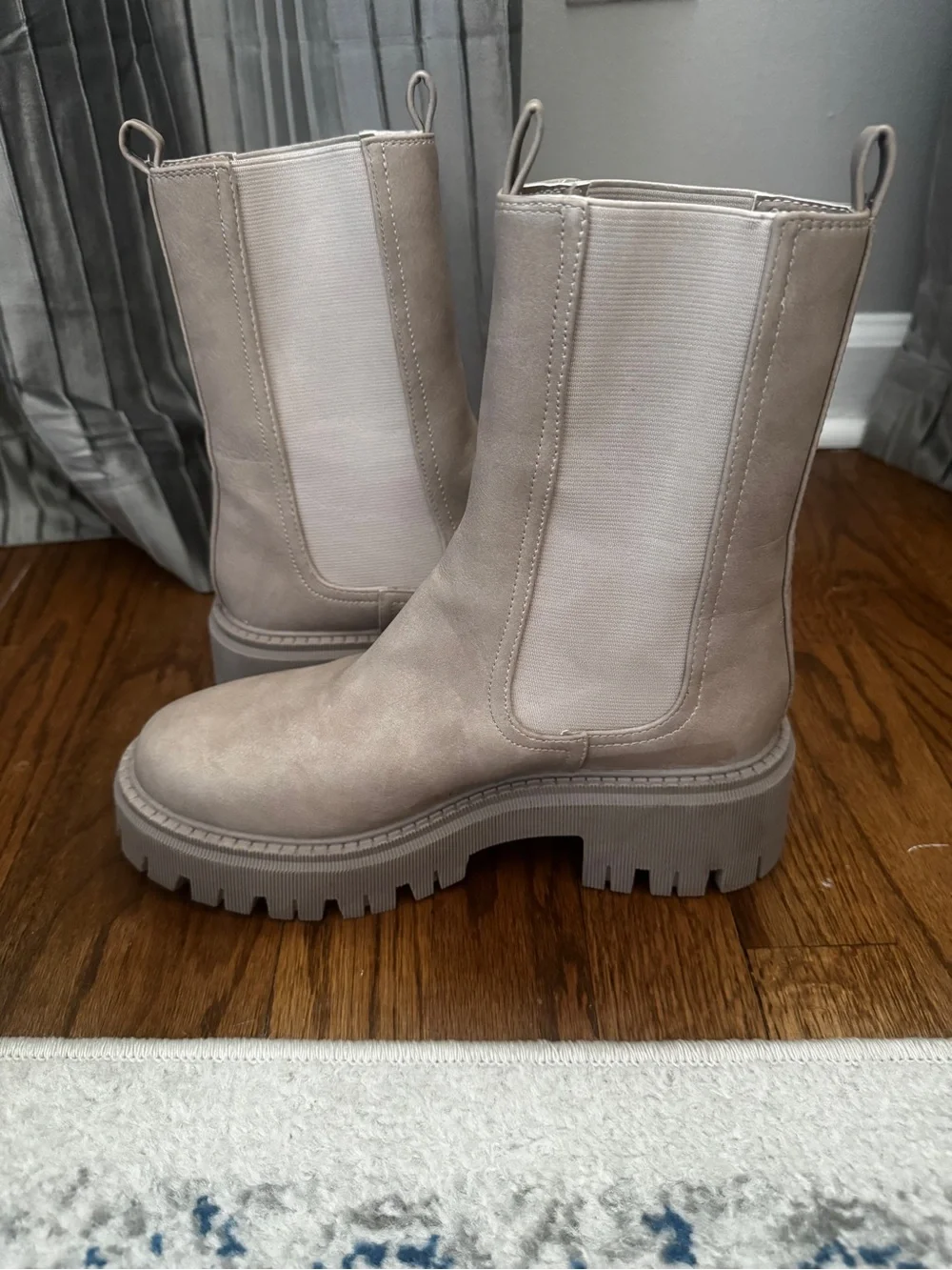 DV Dolce Vita Women's Garden Lug-Sole Chelsea Boots, Women’s Size 7 EUC 🥾🥾